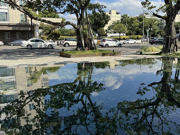 －＞【台中新景點】超好拍的國家漫畫博物館園區！ 鏡湖…老榕樹