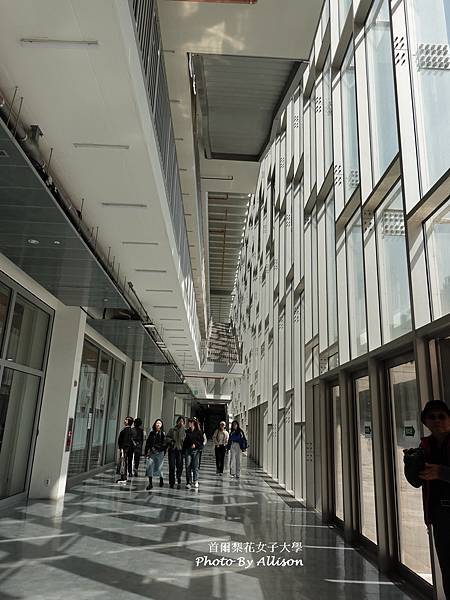 －＞向歷史致敬－首爾新市政廳 + 梨花女子大學 深V峽谷+ 
