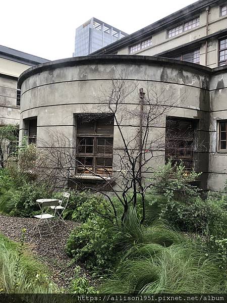 －＞由松菸古蹟澡堂變身的「不只是圖書館」