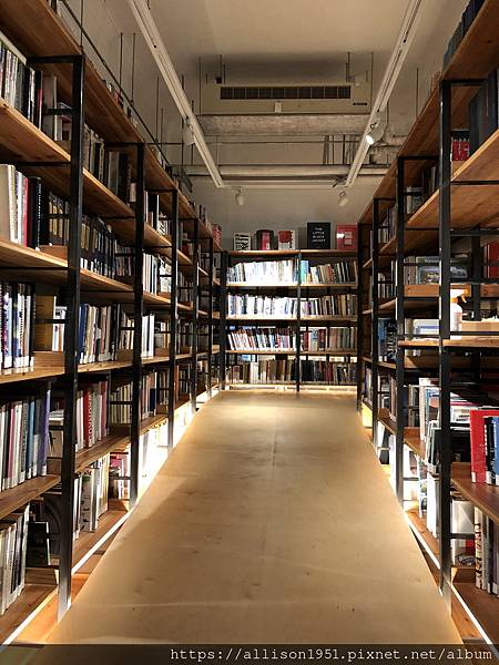 －＞由松菸古蹟澡堂變身的「不只是圖書館」
