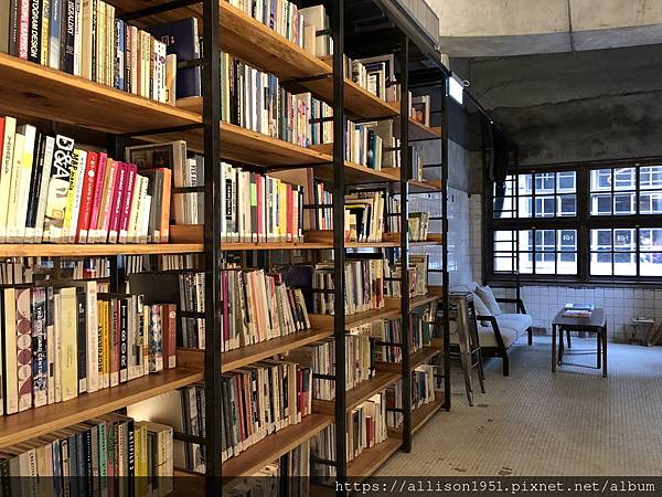 －＞由松菸古蹟澡堂變身的「不只是圖書館」