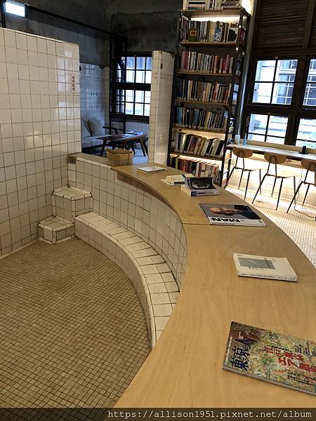 －＞由松菸古蹟澡堂變身的「不只是圖書館」