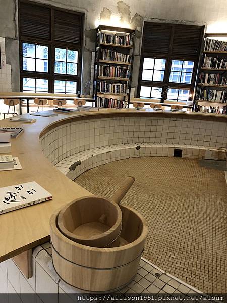 －＞由松菸古蹟澡堂變身的「不只是圖書館」