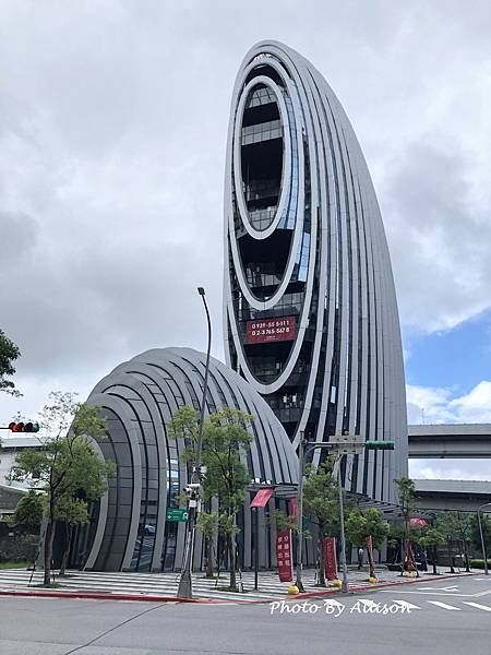 －＞台北酷建築－酷似「無臉男」的「砳建築」