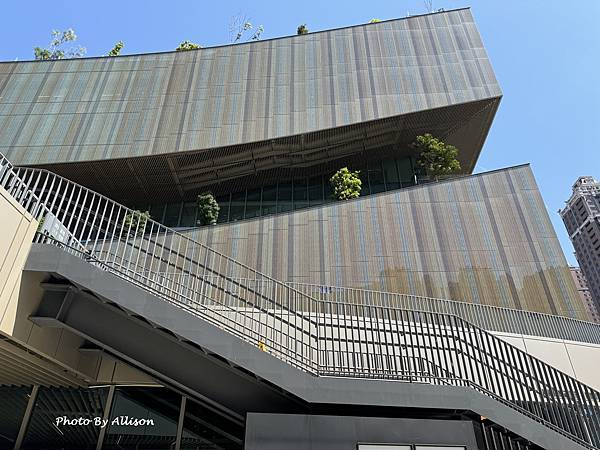 －＞桃園市立總圖以「生命樹」為靈感變身時尚「綠建築」