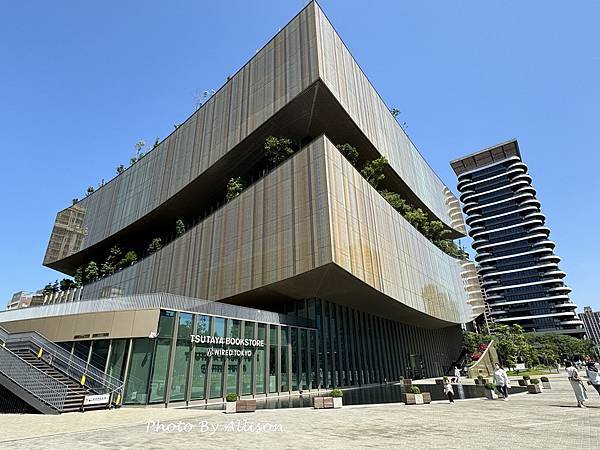 －＞桃園市立總圖以「生命樹」為靈感變身時尚「綠建築」