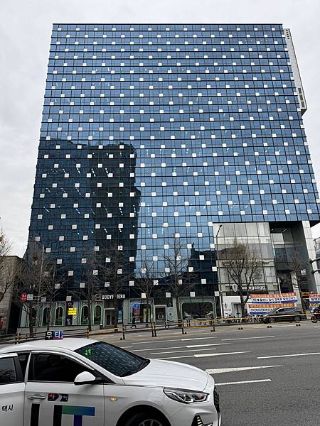 －＞來去首爾名店街追建築 SongEun藝術中心、LV 旗艦