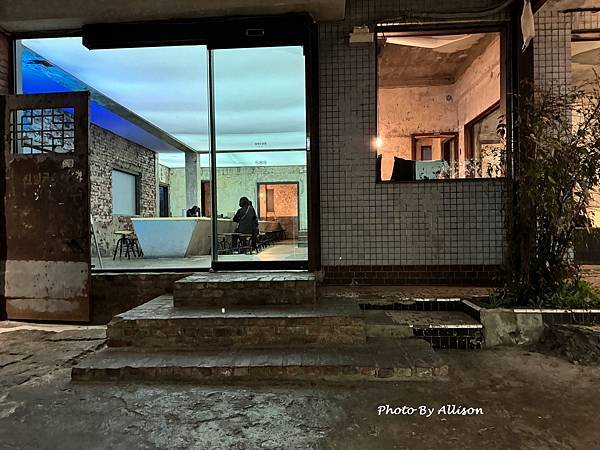 －＞【首爾】 首爾聖水洞Onion Cafe，廢墟風格...
