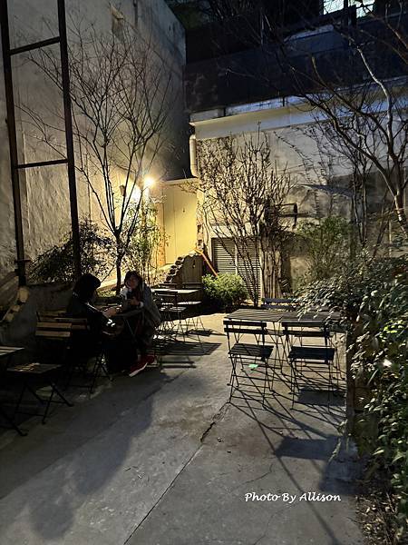 －＞【首爾】 首爾聖水洞Onion Cafe，廢墟風格...
