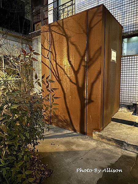 －＞【首爾】 首爾聖水洞Onion Cafe，廢墟風格...