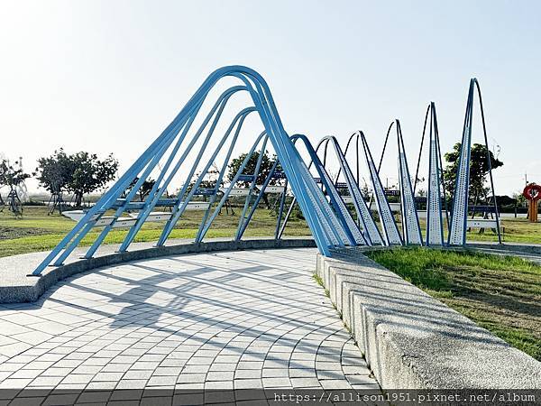 －＞浪漫鹽晶教堂、藍白風鍾愛鯨城、愛情樹幸福鐘…北門遊客中心