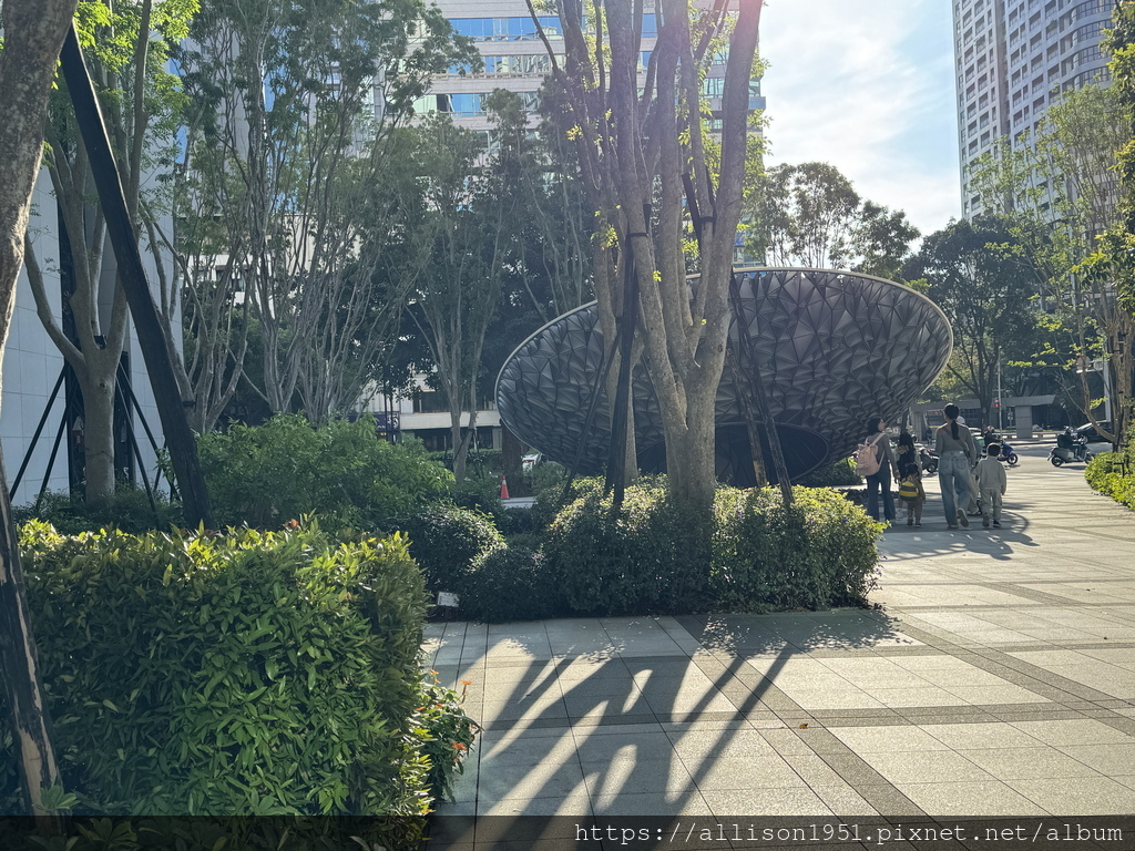 －＞蔦屋書店台中老佛爺店新開幕踩點： 180坪閱讀X藝術X社