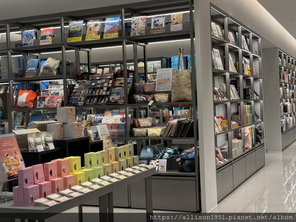 －＞蔦屋書店台中老佛爺店新開幕踩點： 180坪閱讀X藝術X社