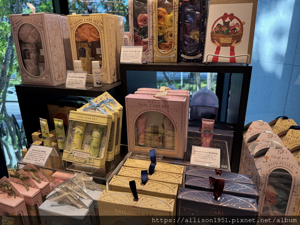 －＞蔦屋書店台中老佛爺店新開幕踩點： 180坪閱讀X藝術X社