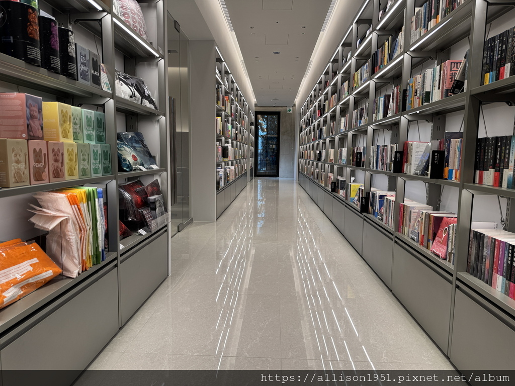 －＞蔦屋書店台中老佛爺店新開幕踩點： 180坪閱讀X藝術X社