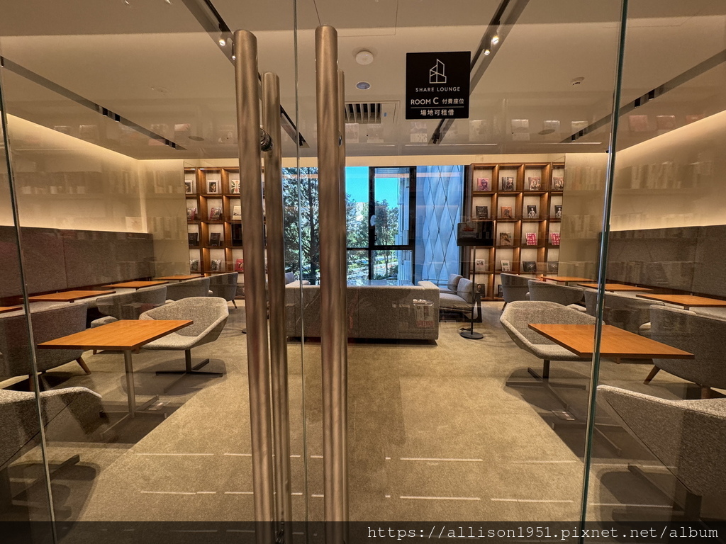－＞蔦屋書店台中老佛爺店新開幕踩點： 180坪閱讀X藝術X社