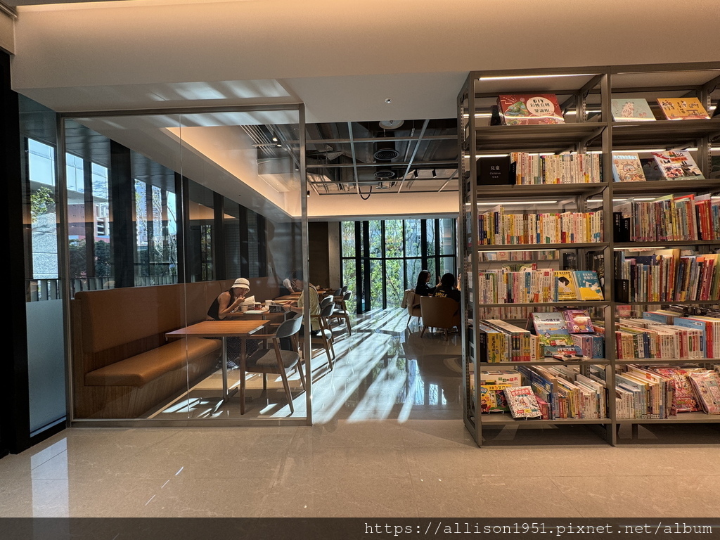 －＞蔦屋書店台中老佛爺店新開幕踩點： 180坪閱讀X藝術X社