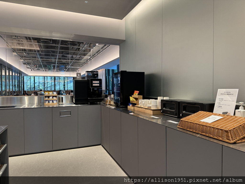 －＞蔦屋書店台中老佛爺店新開幕踩點： 180坪閱讀X藝術X社