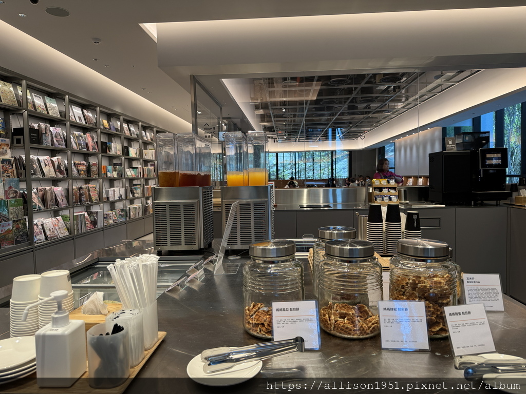 －＞蔦屋書店台中老佛爺店新開幕踩點： 180坪閱讀X藝術X社