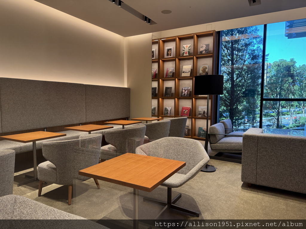 －＞蔦屋書店台中老佛爺店新開幕踩點： 180坪閱讀X藝術X社