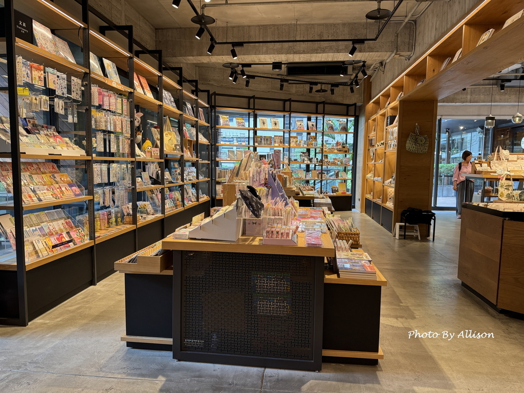 －＞書香X咖啡香 蔦屋書店台中市政店－依然是台中最美書店