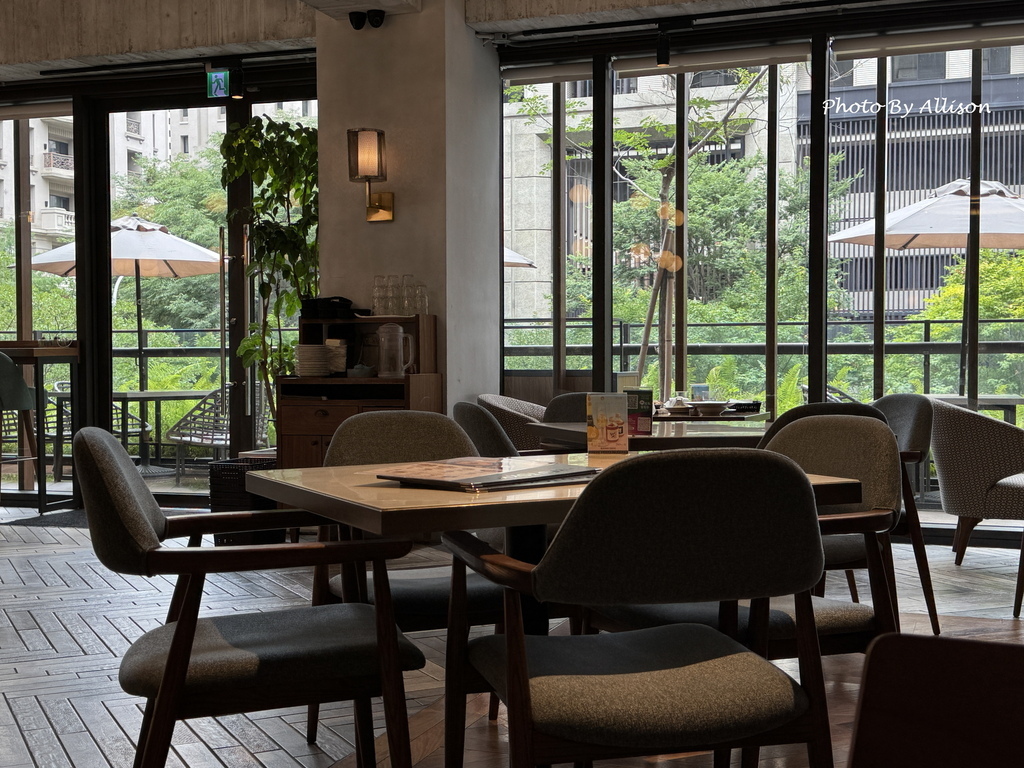 －＞書香X咖啡香 蔦屋書店台中市政店－依然是台中最美書店