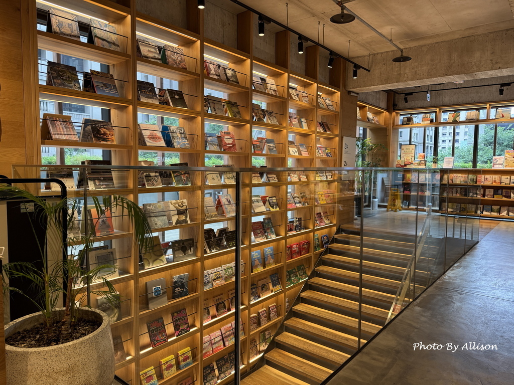 －＞書香X咖啡香 蔦屋書店台中市政店－依然是台中最美書店