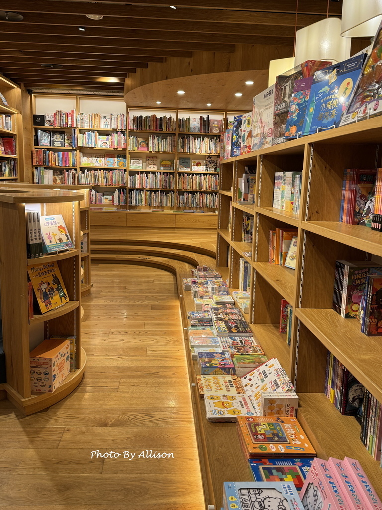 －＞書香X咖啡香 蔦屋書店台中市政店－依然是台中最美書店