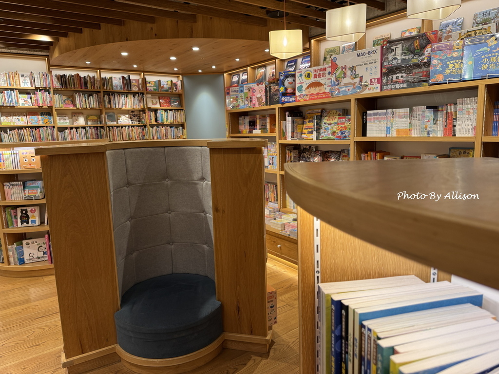 －＞書香X咖啡香 蔦屋書店台中市政店－依然是台中最美書店
