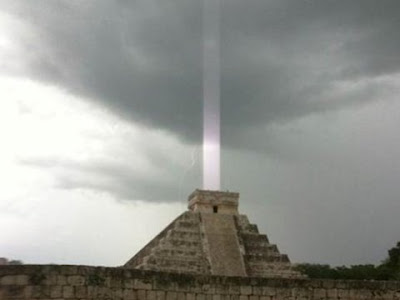 馬雅金字塔驚見神秘光柱