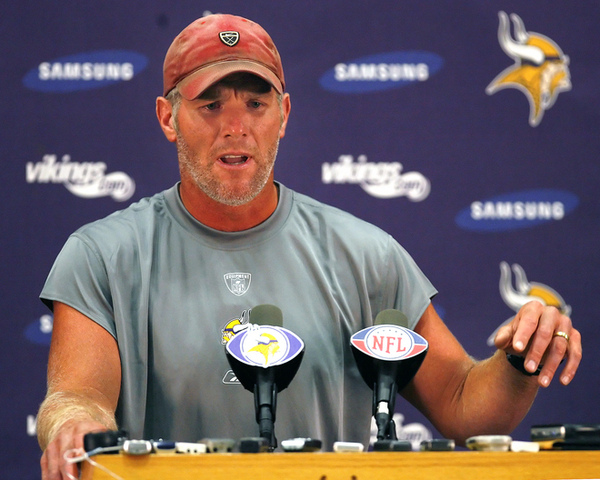 11fdbe30c45fbc05f030209c7d482136-getty-brett_favre_signs_with_the_minnesota_vikings.jpg