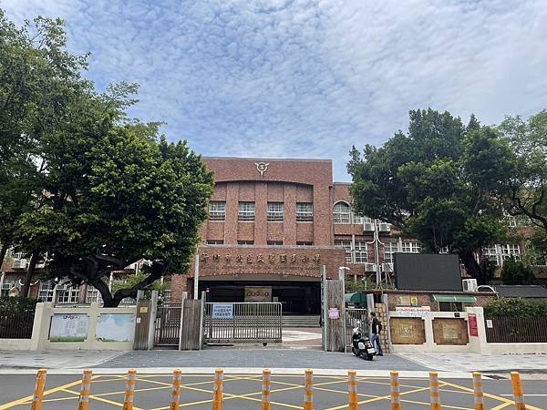 3980 新竹棒球場民富街三角窗大店面  大地坪，大面寬，市