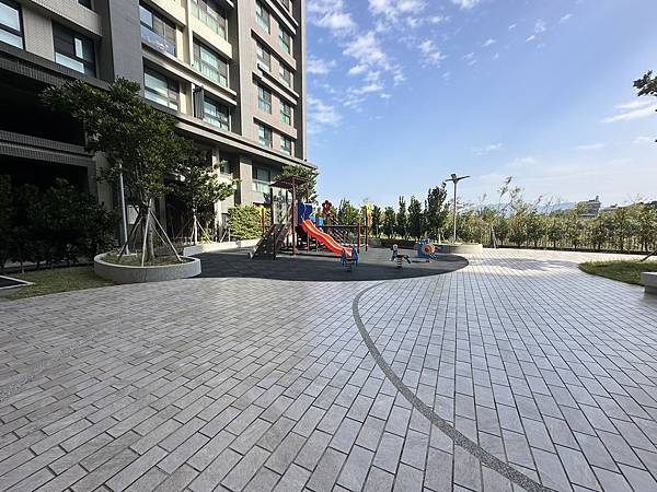 已售出2288環宇市四房平面大車位  有充電樁  綠景戶 社