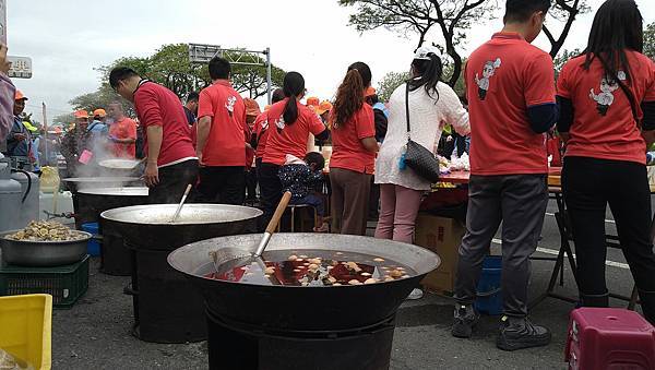 台中市區的路邊麻油雞補給站_白沙屯媽祖進香.jpg