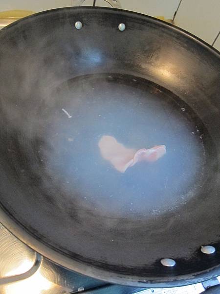 一片肉在鍋子游泳