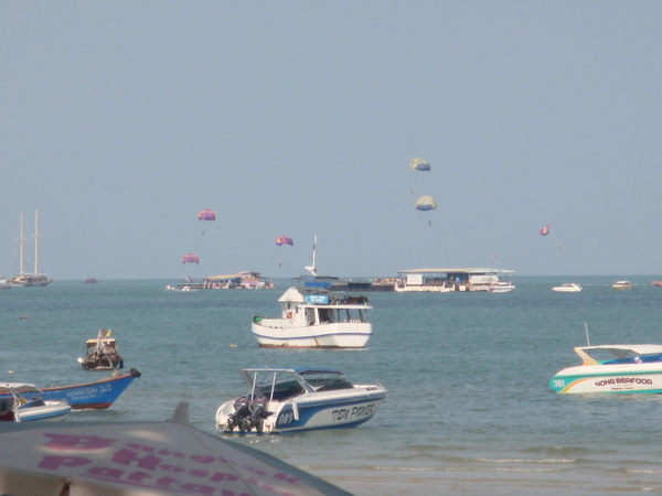 吃完早餐就出發到格蘭島