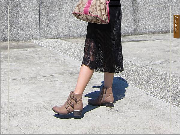 【穿搭】秋日LOOK，簡約氣質。穿上VINCE CAMUTO 扣環經典皮革短靴-12.jpg
