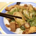 【新竹美食週記】亘記牛肉麵(亘記滷味工坊)，CHOICE等級的牛肉，佈均勻的油花，肉質上鮮嫩。冰鎮滷味，好吃不油膩-22.jpg