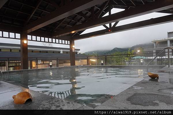 【桃園復興區景點】羅浮溫泉湯池，泉質屬碳酸氫鹽泉，色澤乳白略