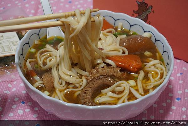 「好食圓滿」家庭料理新選擇：牛肉麵常溫包＋麻辣鴨血豆腐鍋底美