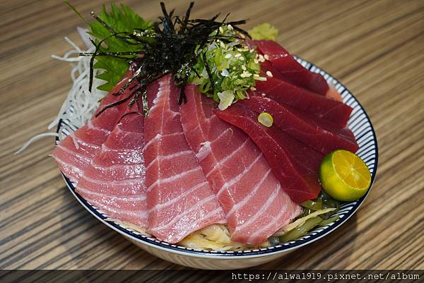 【竹北必吃日本料理推荐】渔市大众食堂：进击的黑鲔丼，丰盛又美