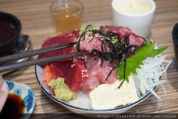 【竹北必吃日本料理推荐】渔市大众食堂：进击的黑鲔丼，丰盛又美