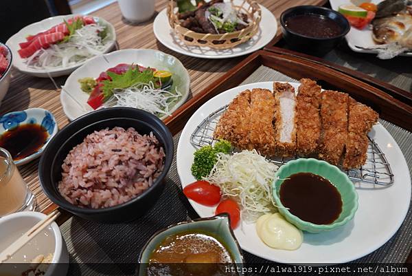 【竹北必吃日本料理推荐】渔市大众食堂：进击的黑鲔丼，丰盛又美