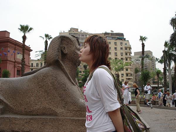 Aiwa kiss the Sphinx.JPG