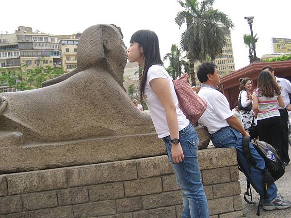 Ting-Yao kiss the Sphinx.jpg