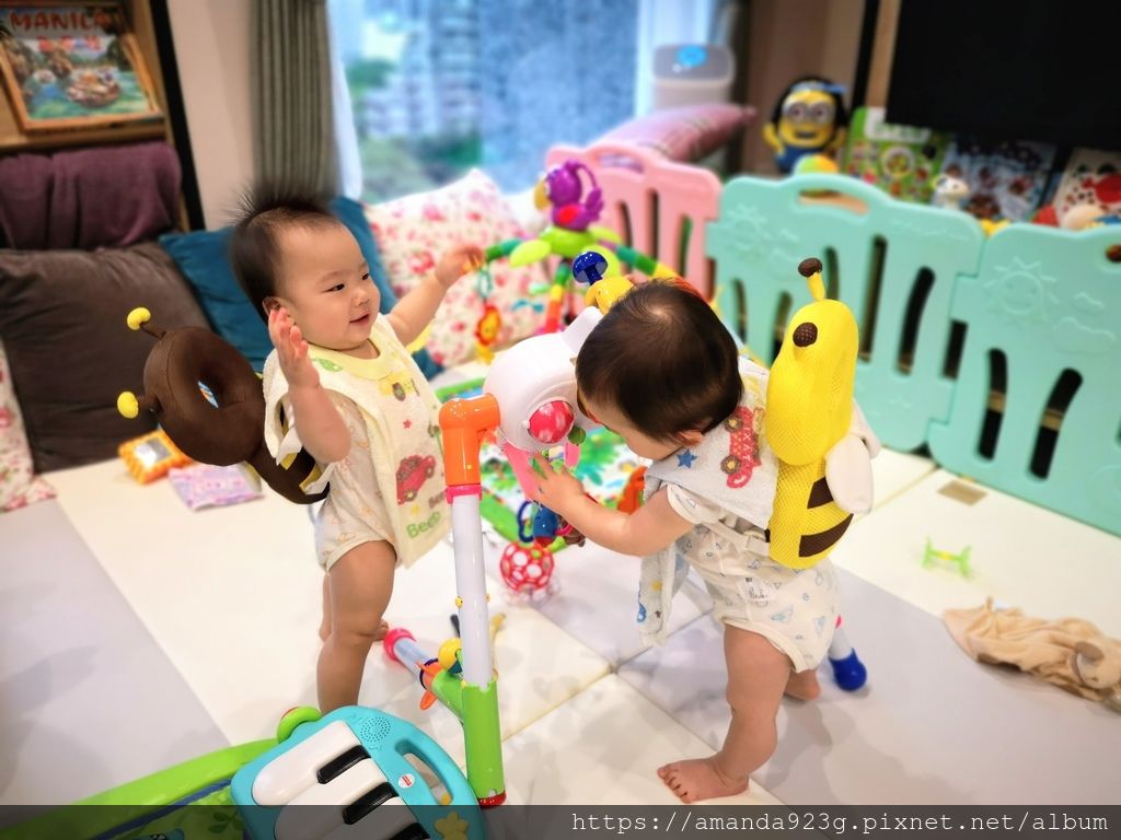 育兒心得 雙胞胎一打二經驗分享 玩 費雪踢踢琴 健力架 床邊音樂鈴 Chuan Hsuan 的生活紀事 痞客邦