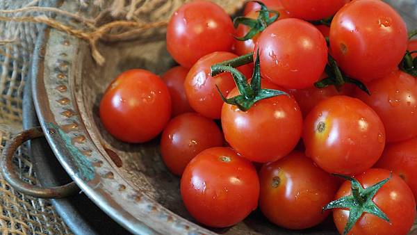 tomatoes-2559809_1920.jpg