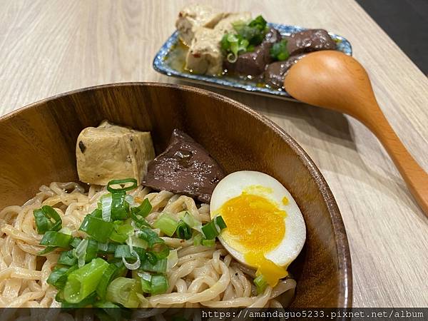 ｜食記-台北市信義區｜老哥雞肉飯乾拌麵｜捷運市府站新開幕人氣