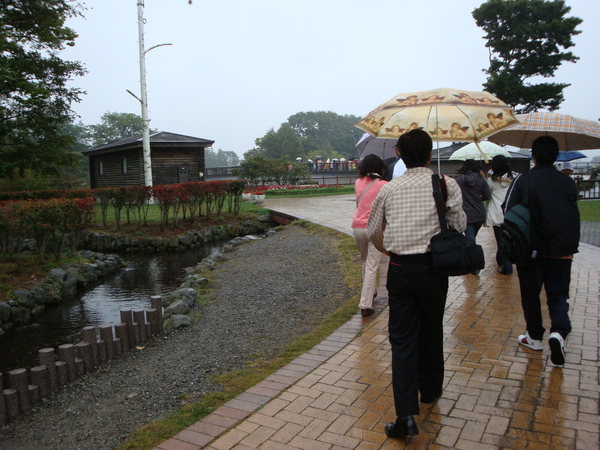 印地安水車公園...第一個景點...居然是下雨