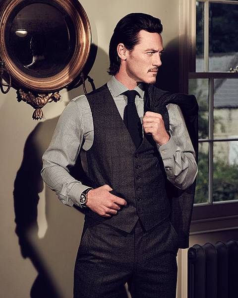 Celeber-ru-Luke-Evans-InStyle-Man-Magazine-Photoshoot-2014-06